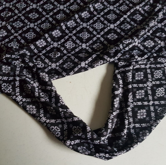 Sandra and Tiffany Size Large Top Woman - Picture 3 of 4